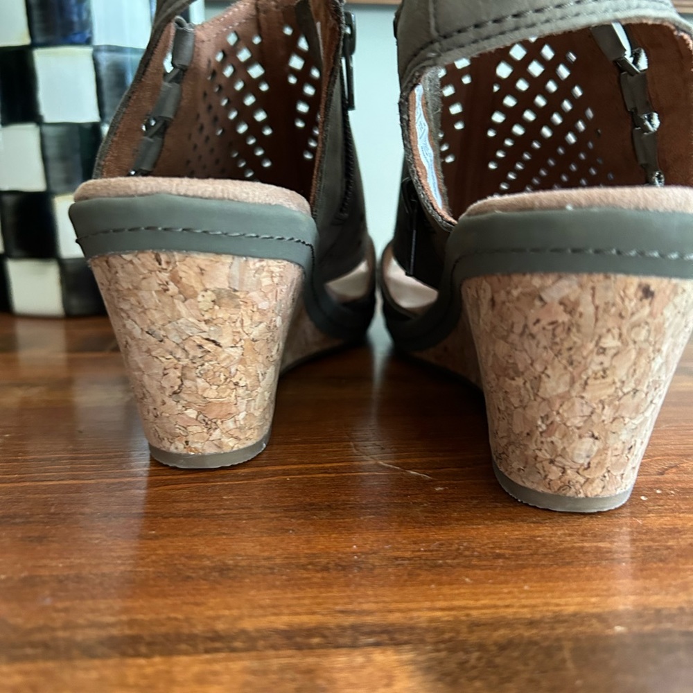 Size 6 NWT Cobb Hill wedge sandal - Picture 3 of 6